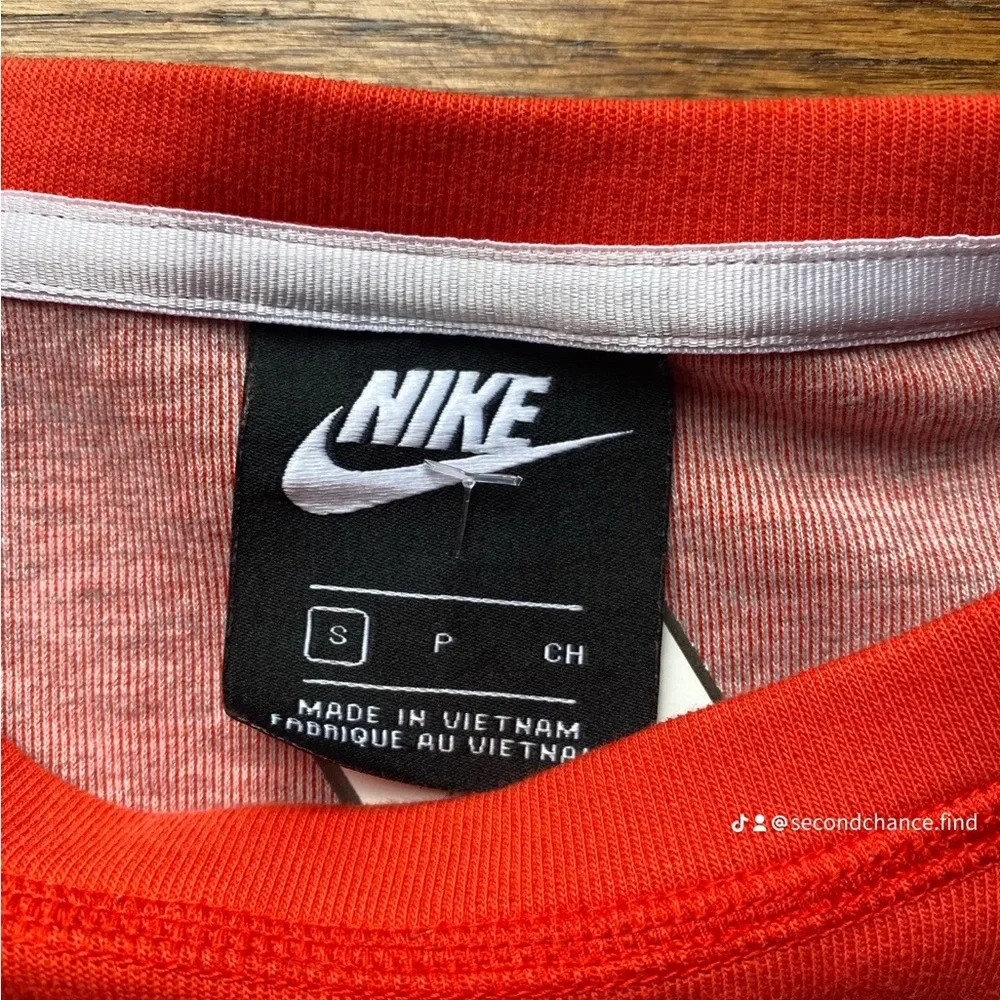 Nike Women’s Red Cropped Sweatshirt Small Zip Pocket Logo Pullover.
